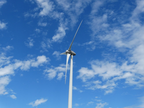 foto van de windmolen de boekel ik Alkmaar, op de achtergrond een blauwe lucht met wolken. 