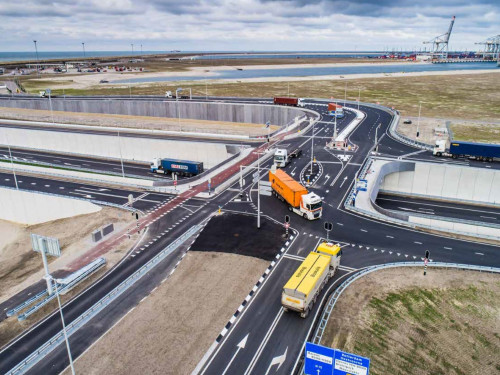 Een aantal vrachtwagen rijden over het amaliaviaduct waar bij de aanleg bodemas is gebruikta