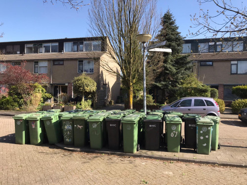 Afbeelding van een clusterplaats in een woonwijk, een clusterplaats is een verzamelplek voor het neerzetten van je volle bak.
