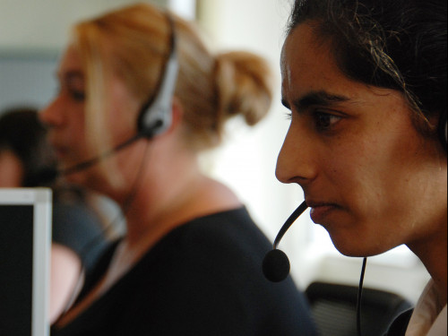 twee klantenservicemedewerkers in beeld die inwoners telefonisch te woord staan