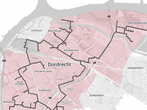 Op deze plattegrond van Dordrecht is te zien waar de hoofdleidingen van het warmtenet liggen en wat de leveringsgebieden voor warmte zijn. Deze lopen van de Merwedepolde, via de N3 naar Het Reeland, Noordflank, langs het centrum, door het Weizigtpark, Nieuw Krispijn, oud Krispijn, Wielwijk, Krabbehof en uiteindelijk Sterrenburg