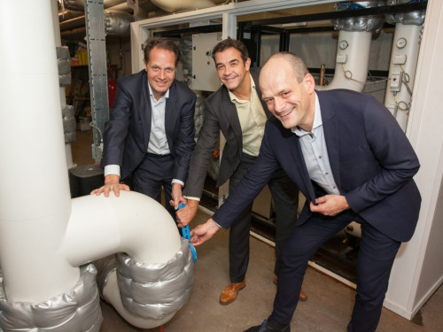 Op de foto zie je: Arjan ten Elshof, Peter van der Meer en wethouder Rik Van der Linden zij draaiden op 6 december 2019 de groene warmtekraan open. Daarmee werd het ziekenhuis officieel aan.gesloten op het warmtenet