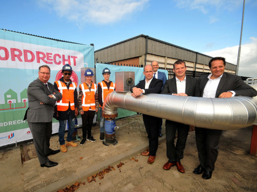 Studenten van het Da Vinci College sluiten Warmtenet Dordrecht aan op afvalenergiecentrale samen met gedeputeerde Han Weber (provincie Zuid-Holland), wethouder Rik van der Linden (gemeente Dordrecht),  Dennis Gerlof (directeur Woonbron) Diederik Samsom (HVC), Arjan ten Elshof (directeur Duurzame Energie HVC). 