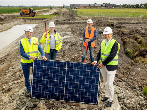 Op de foto van links naar rechts: Harry Nederpelt (wethouder van de gemeente Medemblik), Ralph-Peter Maitimo (voorzitter van de Dorpsraad Midwoud Oostwoud), Cor Spijker (Historische Vereniging Midwoud-Oostwoud) en Arjan ten Elshof (directeur Duurzame Energie van HVC). Zijn houden een zonnepaneel vast.