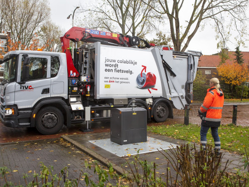 Inzamelwagen van HVC leegt ondergrondse container