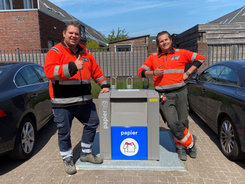 Twee chauffeurs voor ondergrondse container papier