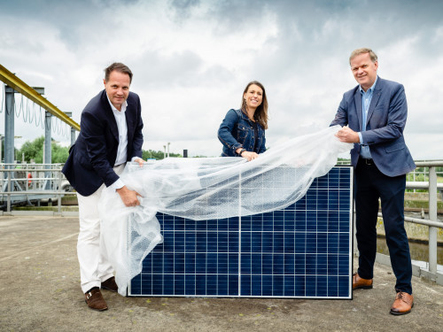 Arjan ten Elshof (directeur Duurzame Energie van HVC), Tanja de Jonge (wethouder gemeente Barendrecht) en Leo Stehouwer (Heemraad van het waterschap) met op de achtergrond de locatie voor het zonnepark op de rioolwaterzuivering van Barendrecht
