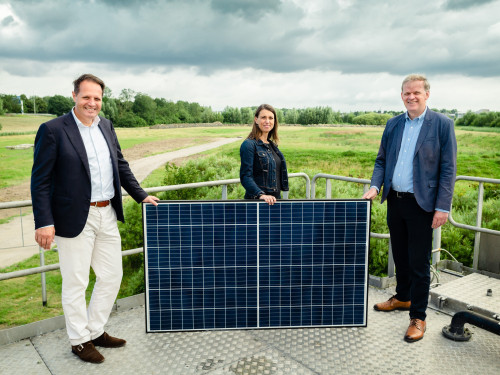 Op de foto van links naar rechts: Arjan ten Elshof (directeur Duurzame Energie van HVC), Tanja de Jonge (wethouder gemeente Barendrecht) en Leo Stehouwer (Heemraad van het waterschap) met op de achtergrond de locatie voor het zonnepark op de rioolwaterzuivering van Barendrecht