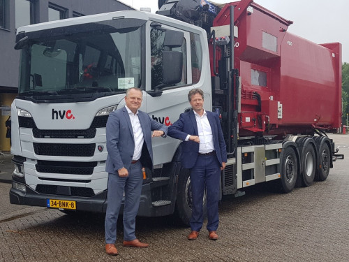 wethouder zaanstad en directeur HVC geven elkaar een elleboogje voor vuilnisauto