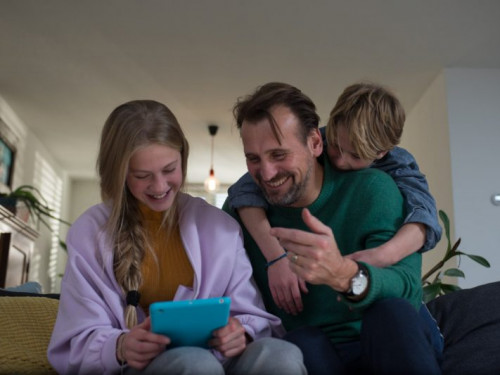 man met kinderen op de bank