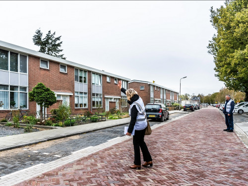 medewerkers Tablis Wonen brengen oogstkaart langs bij bewoners