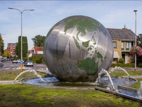 foto van een rotonde in Hendrik-Ido-Ambacht waarop een fontein in de vorm van een wereldbol te zien is