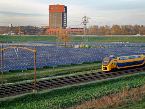trein passeert zonnepark Amstelwijck