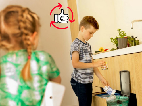 Kinderen scheiden afval in keuken