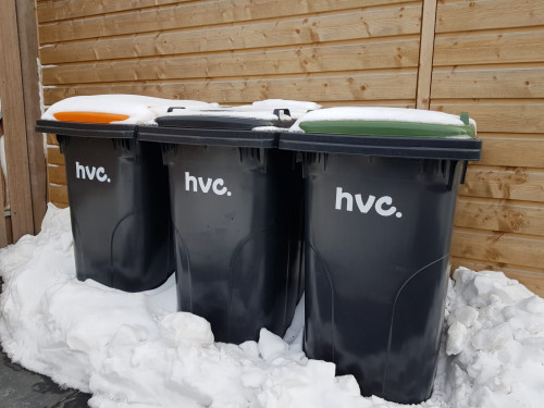 de plasticbak, restafvalbak en gft-bak in de sneeuw
