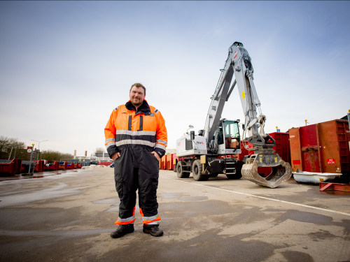Medewerker voor kraan met containers