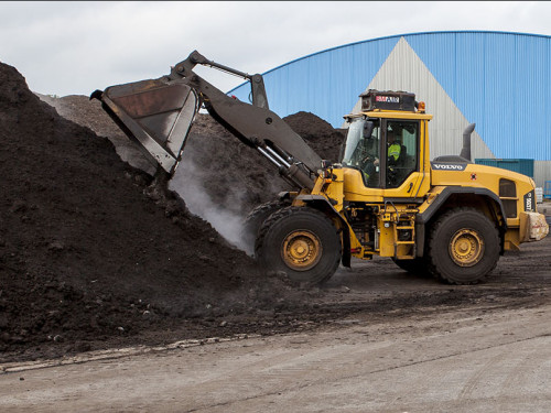 Composthoop met shovel bij compostering Purmerend
