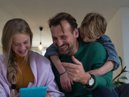 Lachende vader met zoon en dochter