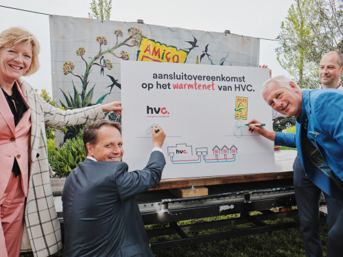 Gerard van Langen (Amigo Plant, rechts) en Arjan ten Elshof (HVC, links) tekenen de overeenkomst voor het aansluiten van Amigo Plant op het warmtenet Heerhugowaard