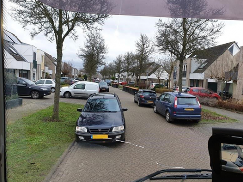 weg geblokkeerd door auto's