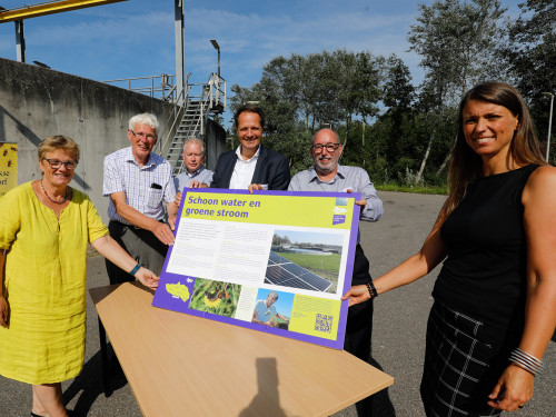 Arjan ten Elshof (directeur Duurzame Energie van HVC), Henk van der Drift (heemraad van waterschap Hollandse Delta) en Tanja de Jonge (wethouder van de gemeente Barendrecht) openden de zonneparken door het informatiebord in elkaar te puzzelen.