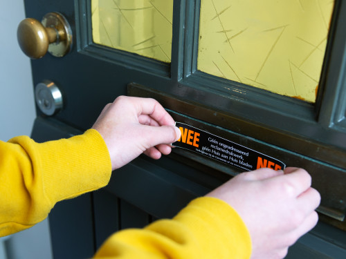 nee-nee sticker op brievenbus