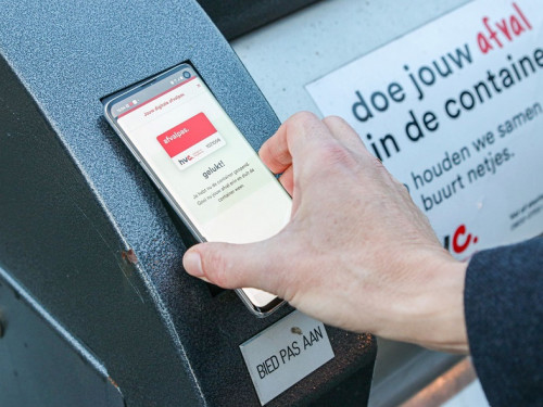 Ondergrondse container wordt geopend met de digitale afvalpas in de HVC-app