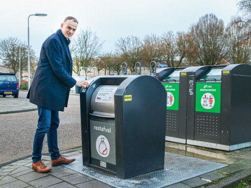 wethouder Anjo Simonse van Noordoostpolder opent de restafvalcontainer met zijn telefoon