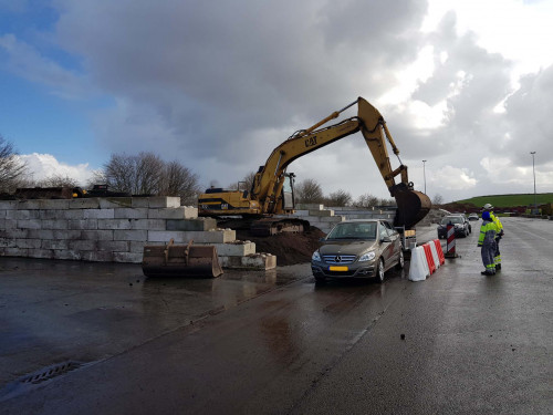 Kraan vult aanhangwagen met compost