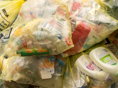 doorzichtige plasticzakken met plastic afval erin