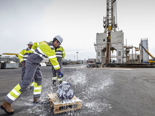 stukslaan champagnefles aardwarmte Maasdijk