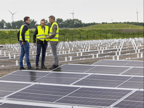 Eerste zonnepanelen zonnepark Braambergen