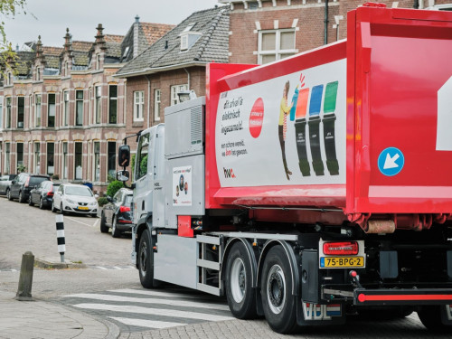 Elektrische inzamelwagen rijdt door de straten van Alkmaar