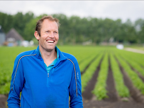 Groenteteler op zijn land