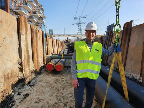 foto van gebiedsmanager Willy Heussen op een werkterrein waar de leidingen aangelegd worden.