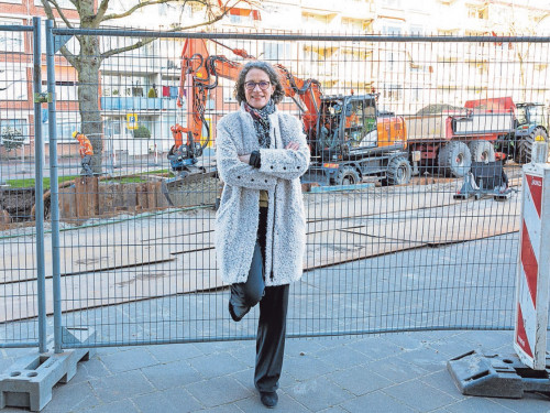 Foto van Liesbeth Marchesini bij de werkzaamheden in de Deltalaan in Sliedrecht