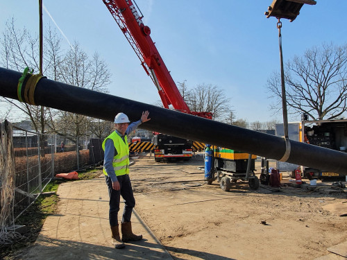 Foto gebiedsmanager Willy Heussen bij de aanleg van het warmtenet Sliedrecht