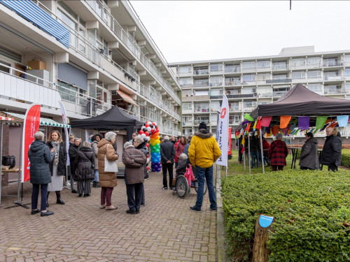 Op de foto: Feestelijk moment startsein project Blaauwweg
