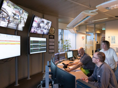 Foto van de controlekamer op het terrein van HVC. Christine Schreij: "In de controlekamer houden we alle processen in de gaten.”