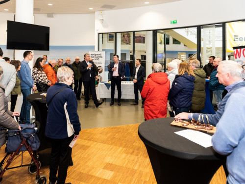 Foto van de informatiemarkt in de Raadzaal van het gemeentehuis tijdens de aftrap voor de aanleg van het warmtenet in Papendrecht