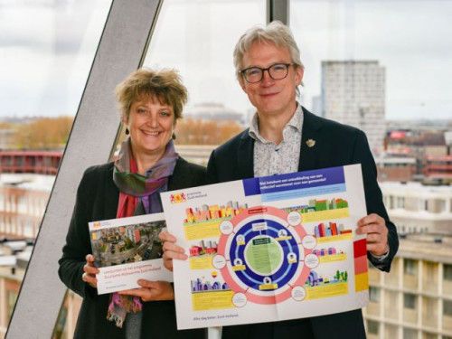 Op de foto van 24 april 2023 biedt gedeputeerde Berend Potjer het boekje aan Maureen van Eijk, directeur van het Nationaal Programma Lokale Warmtetransitie (NPLW).