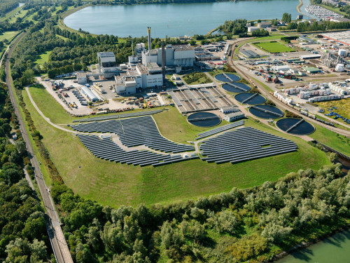 Foto van de HVC locatie aan de Baanhoekweg in Dordrecht met daarop het zonnnepark, slibverwerkingsinstallatie en de afval-energiecentrale