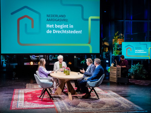 Foto van de talkshow in het Energiehuis in Dordrecht waar gevierd werd dat Dordrecht het eerste aardgasvrije warmtenet van Nederland heeft.