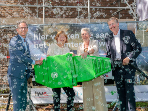 foto van de bestuurders van gemeente Zwijndrecht, woningcorporaties Trivire en Woonkracht10 en HVC die de openingshandeling verrichten