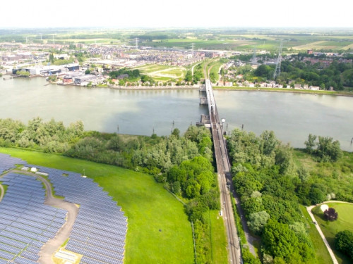 foto van de locatie waar de leidingen via een boring tussen Sliedrecht en Dordrecht wordt aangelegd