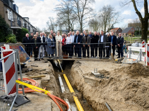 Foto van een bezoek aan een werklocatie waar samenwerkt wordt in de ondergrond