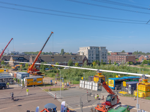 Foto van het aanbrengen van de 1200 meter lange warmteleiding tussen Sliedrecht en Dordrecht
