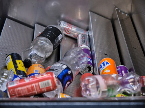 statiegeldflesjes en blikjes in bulkmachine