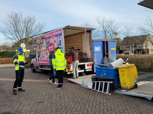 medewerkers van HVC en een vrachtwagen van Noppes