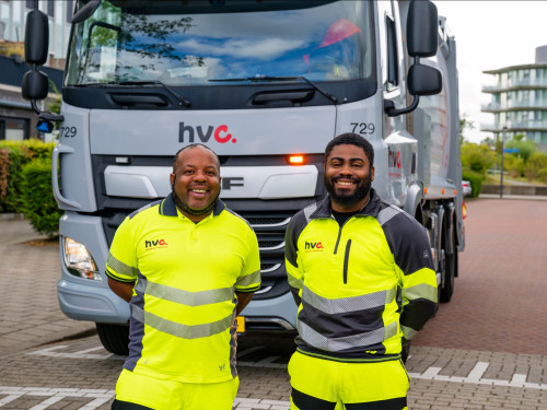 Chauffeurs in Westland staan voor hun wagen